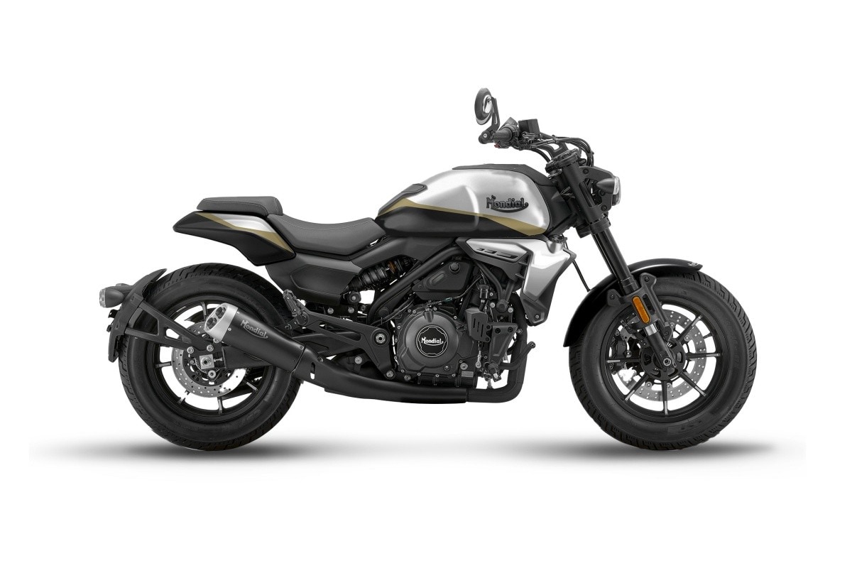 <div class='descrGalleryTitle'>Spartan 600</div><div class='descrGalleryText'><p>Sempre più presenti nelle gamme dei costruttori cinesi sono queste cruiser di media cilindrata, anche se la<b> F.B. Mondial Spartan 600</b> non rientra al 100% nel segmento. Lei prevede una seduta leggermente più alta, comunque abbordabilissima a 710 mm, più <b>vicina a quella di una roadster,</b> meno arretrata e più neutra, e il motore non è a V. Le ruote sono in lega da 16” con generosi pneumatici da 130/90 e 150/80, il telaio è in tubi d’acciaio e la forcella è a steli rovesciati; il forcellone sembra anch’esso in acciaio e la sospensione posteriore è un mono ammortizzatore. Parlando del motore, questo è un <b>bicilindrico parallelo</b> a due alberi a camme e 8 valvole da <b>554 cc, con 55 caval</b>li a 8.250 giri e 54 Nm a 6.500 giri. Con un serbatoio da 17,5 litri, il peso della F.B. Mondial Spartan 600 è di 204 kg in ordine di marcia.</p>
</div>